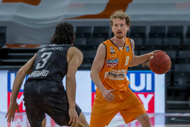 高位策应中 高位策应中